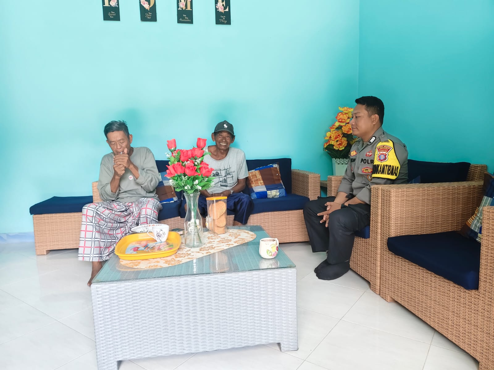 Bhabinkamtibmas Polsek Sematu Jaya Sosialisasikan Penanggulangan Premanisme