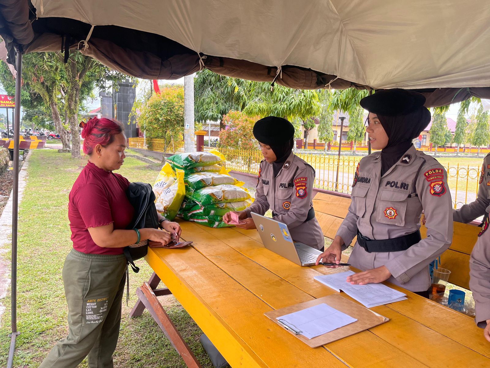 Dukung Gerakan Pangan Murah, Ditsamapta Polda Kalteng Distribusikan Penjualan Beras SPHP Di Depan Mako