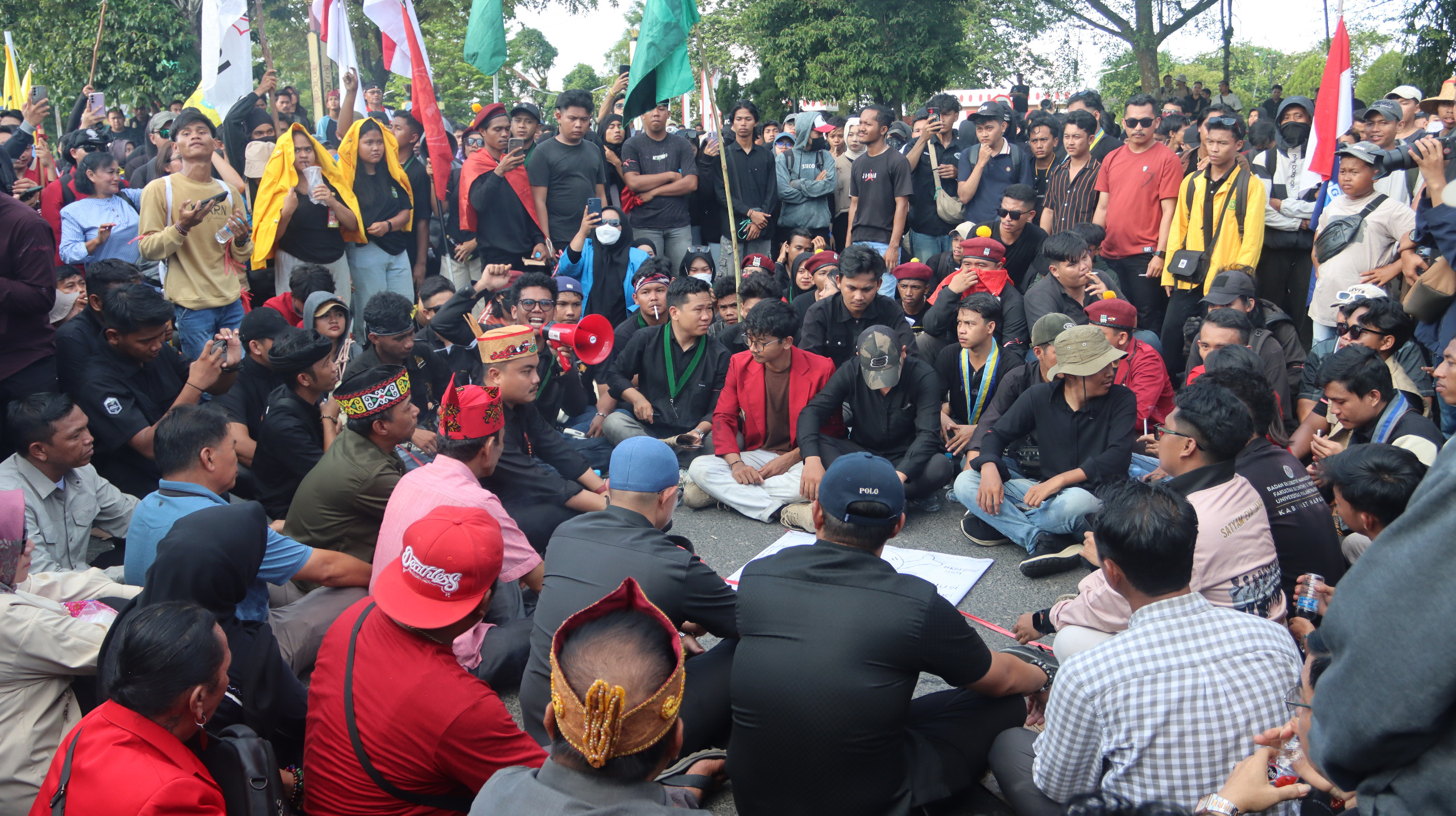 Kedepankan Sisi Humanis, Polda Kalteng Sukses Kawal Aksi Unras di Kantor DPRD dengan Aman dan Tertib