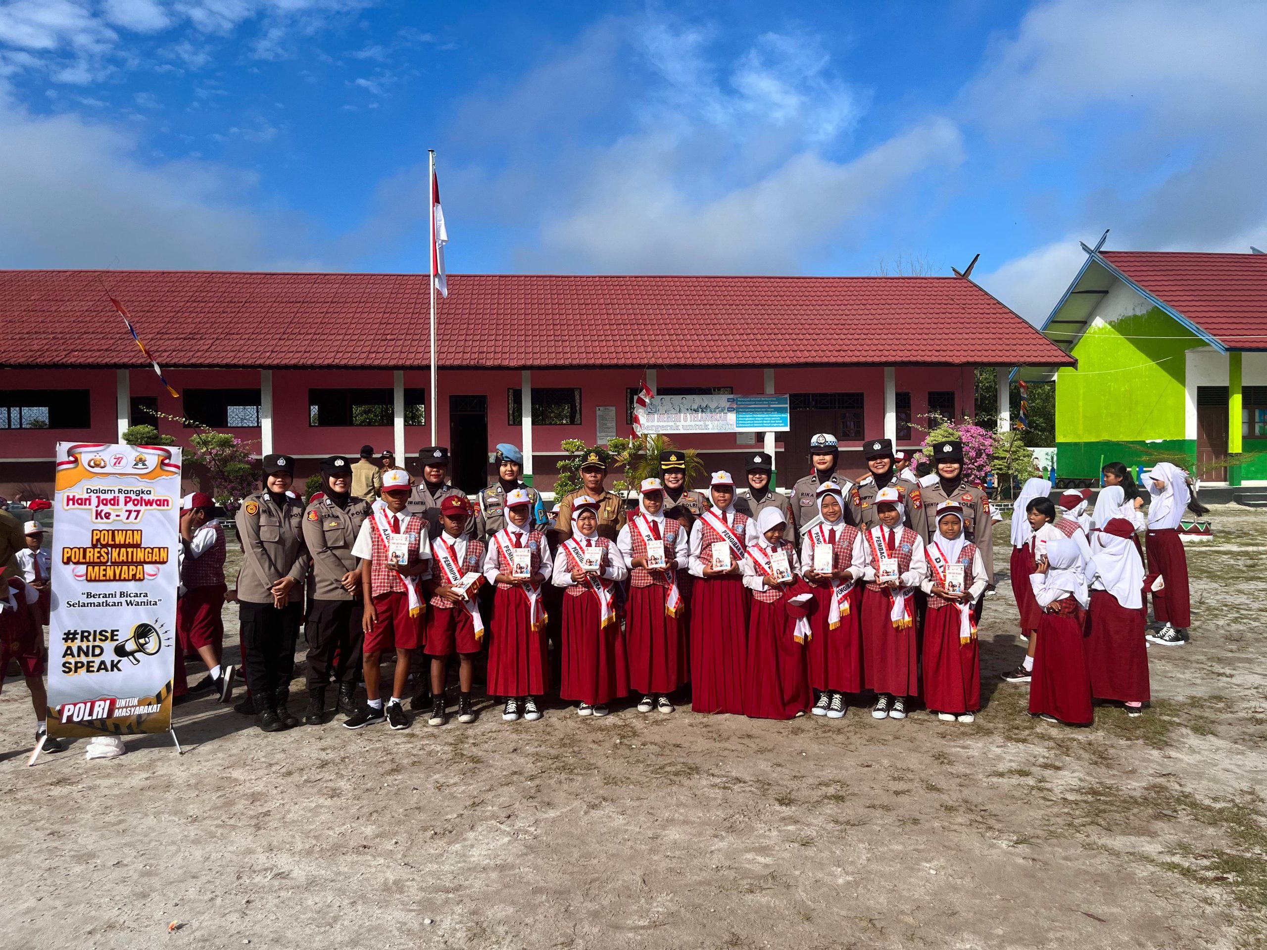 Waka Polres Katingan Pimpin Polwan Bagikan Ratusan Makanan di SDN 6 Telangkah dalam Rangka Hari Jadi Polwan ke-77