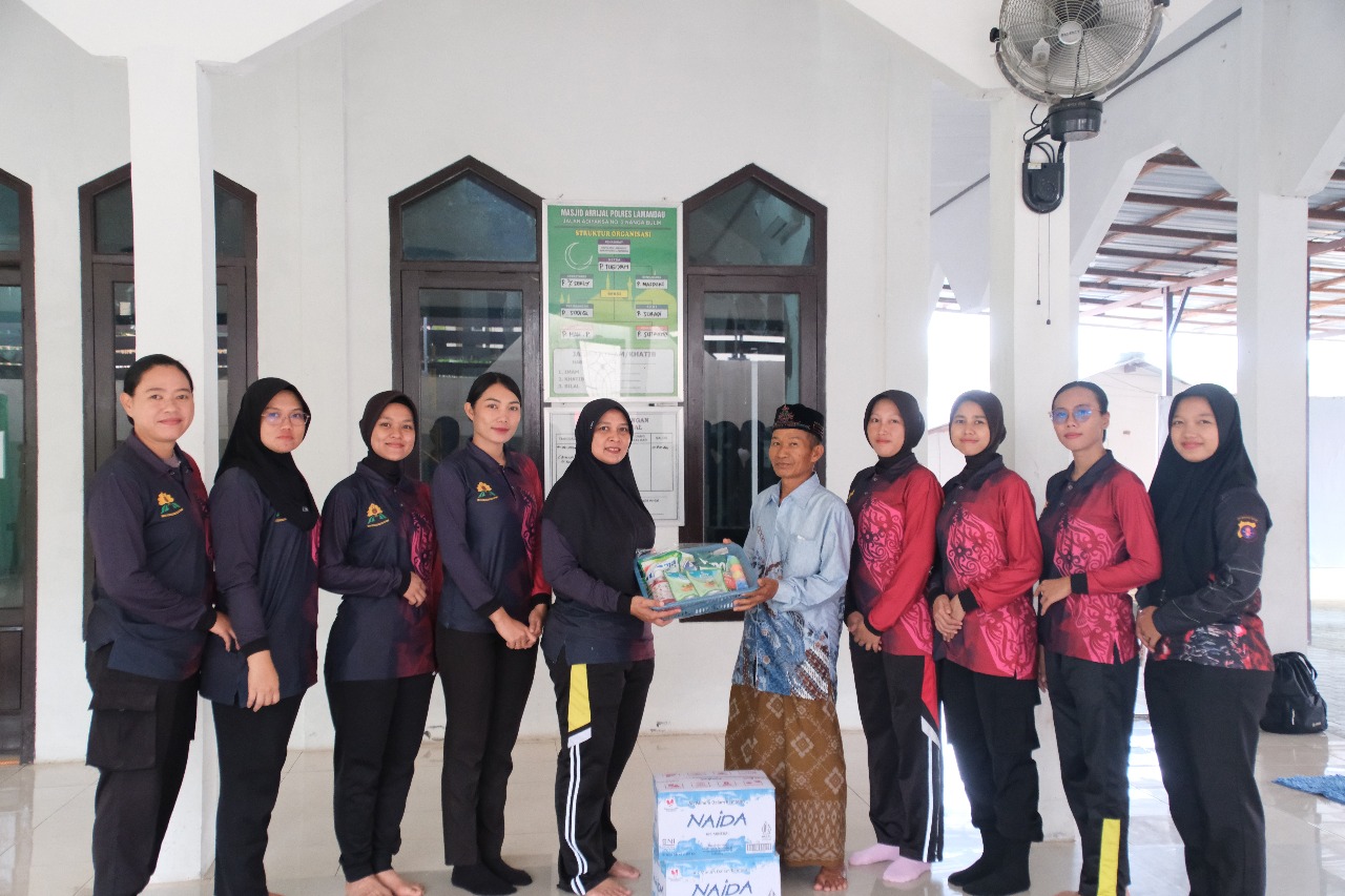 Peringati HUT ke-77, Polwan Polres Lamandau Tebar Kepedulian Lewat Bakti Sosial Bersihkan Mesjid