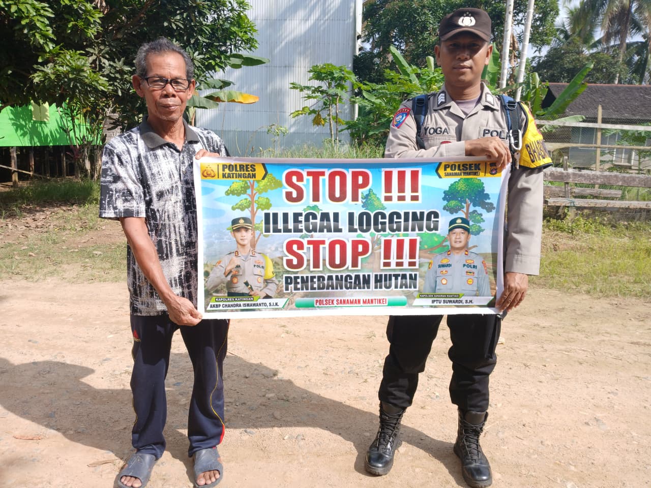 Bhabinkamtibmas laksanakan Sosialisasikan tentang larangan dan sangsi Pidana bagi pelaku Ileggal Logging kepada masyarakat di  Desa Binaan.