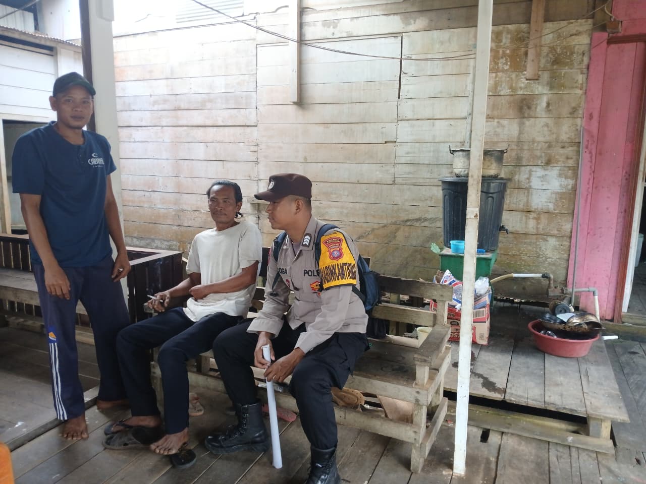 *Lewat Sambang Bhabinkamtibmas Ajak Warga Wujudkan Kamtibmas Kondusif*