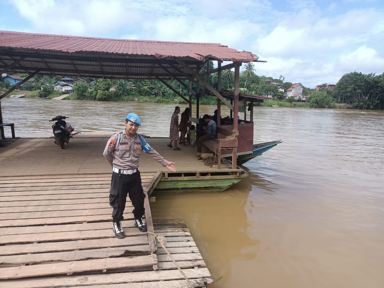 Piket Jaga Polsek Marikit Cek & Kontrol Ketinggian Debit air DAS Katingan.