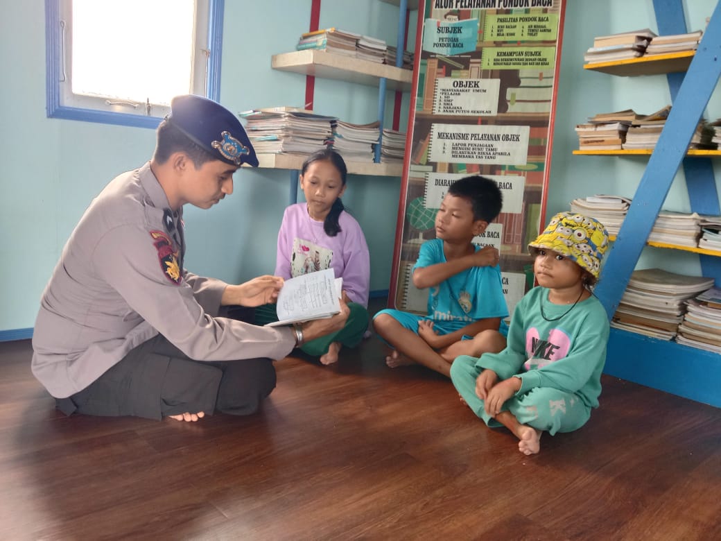 Anak-anak Bantaran Sungai Rajin Membaca, Ditpolairud : Kami Sediakan Fasilitasnya