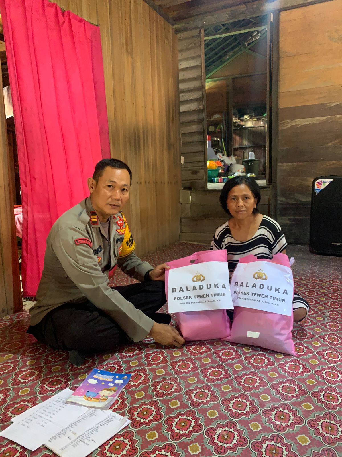 Polsek Teweh Timur Salurkan Bantuan Baladuka untuk Warga di Desa Benangin I