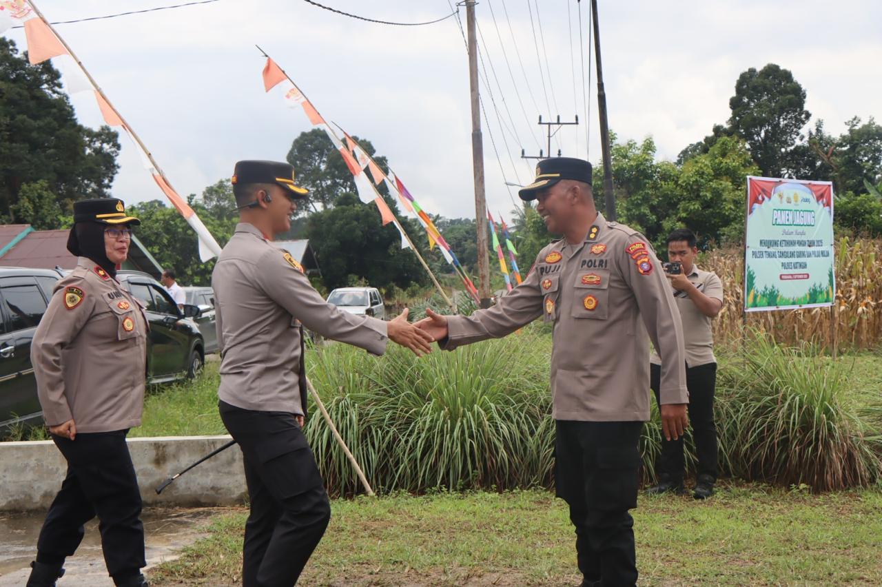 Kapolres Katingan Hadiri Panen Jagung di Desa Pendahara