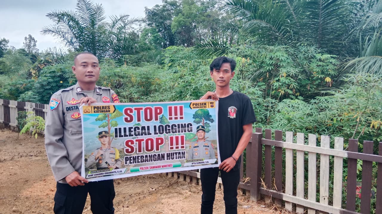 Bhabinkamtibmas laksanakan Sosialisasikan tentang larangan dan sangsi Pidana bagi pelaku Ileggal Logging kepada masyarakat di Desa Binaan.