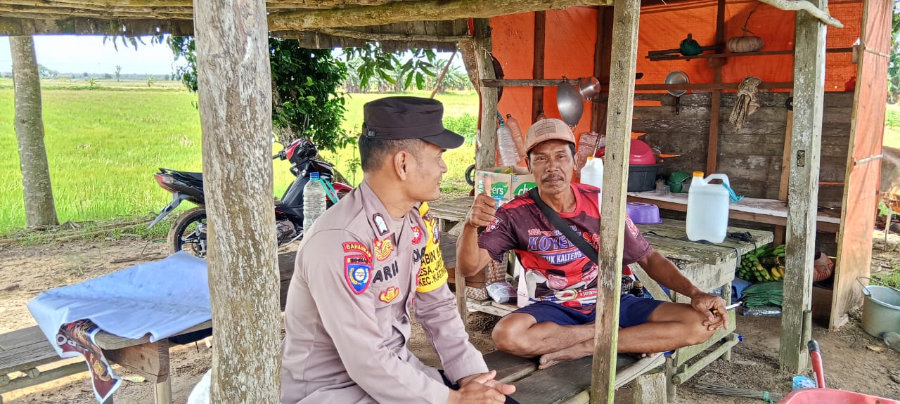 Bhabinkamtibmas Rutin Sambangi Warganya yang sedang beraktivitas lingkungan perumahan warga Desa jaya makmur