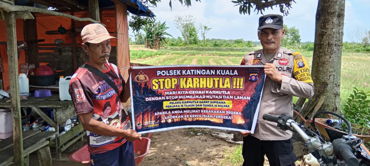 Bhabinkamtibmas Desa Jaya Makmur Sosialisasi Himbauan tentang Karhutla Kepada petani.