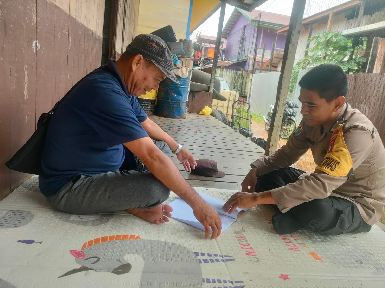 Bhabinkamtibmas sambangi Desa Tumbang Hiran di wilkum Kec. Marikit