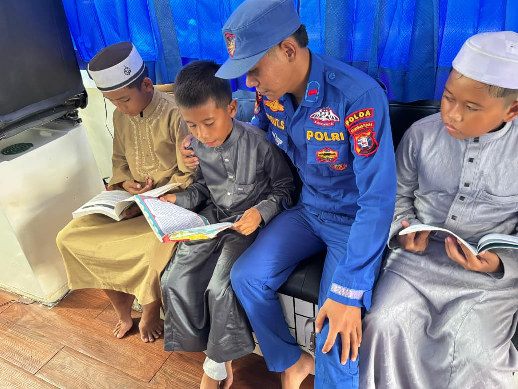 Perpustakaan Terapung Ditpolairud, Menjadi Tempat Membaca Favorit Anak-anak Bantaran Sungai Barito