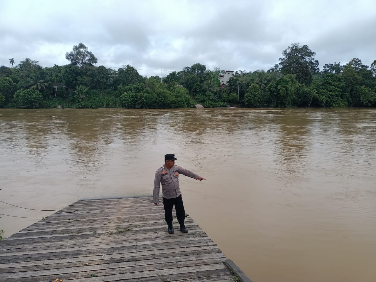 Piket Jaga Polsek Marikit Pantau Debit air DAS Katingan.