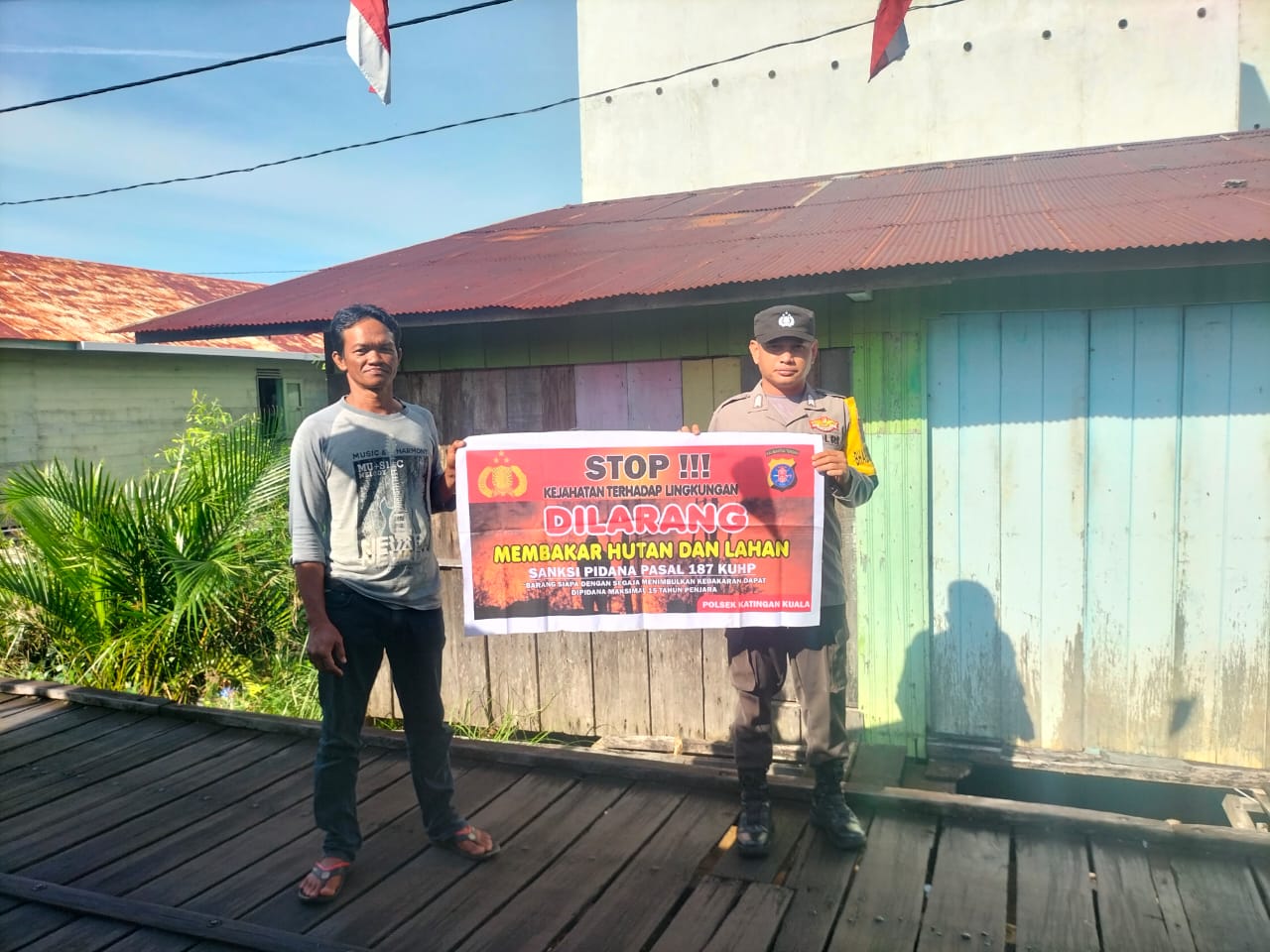 Bhabinkamtibmas Desa Kampung Tengah Sosialisasi Himbauan tentang Karhutla Kepada petani.