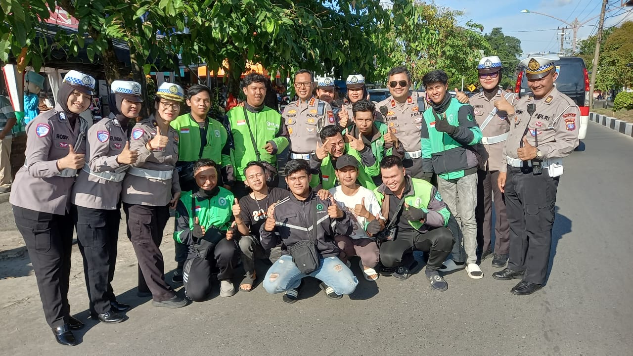 *Ditlantas Polda Kalteng Gelar Polantas Menyapa, Sapa Pengendara dan Komunitas Ojek Online*