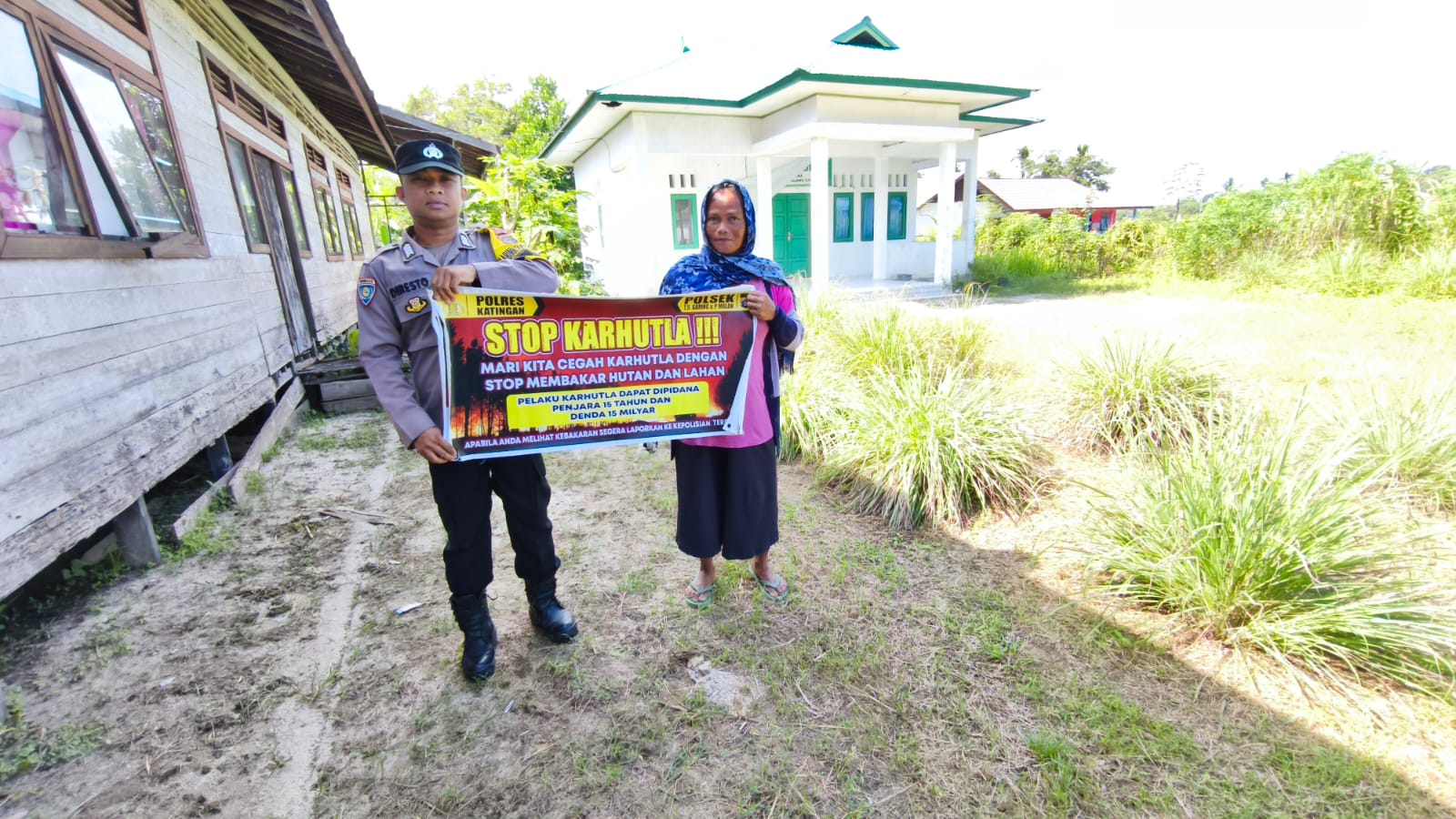 Bhabinkamtibmas pada saat laks giat Piket Polsek Tws Garing dan Pulau Malan Berupaya terus sosialisasi Stop Karhutla kpd Masyarakat.