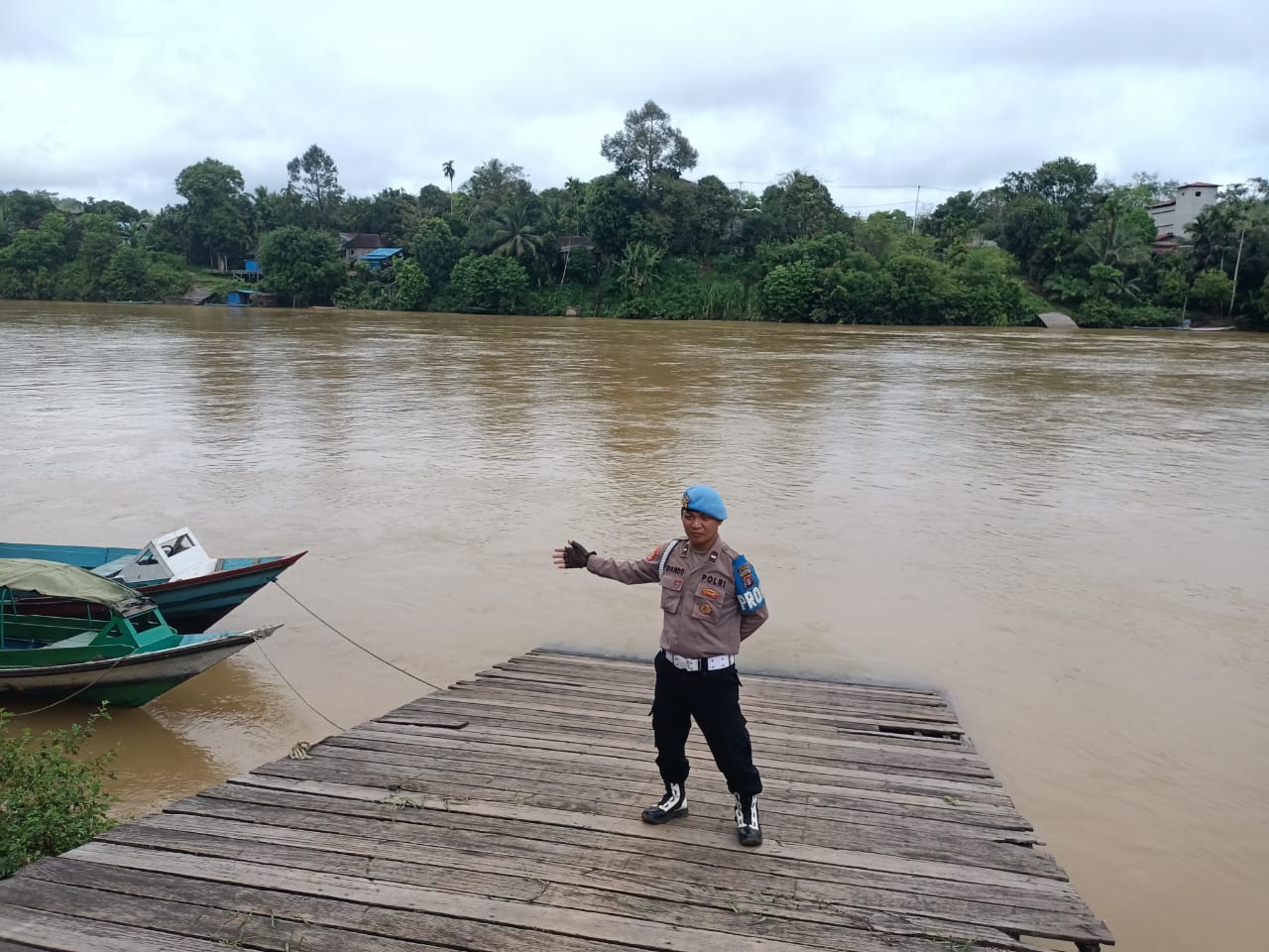 Anggota Polsek Marikit Sosialisasi & Monitoring Debit air DAS Katingan.