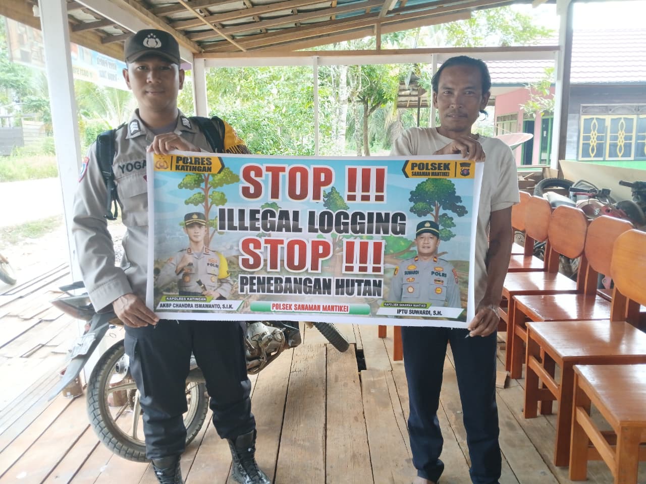 Bhabinkamtibmas laksanakan Sosialisasikan tentang larangan dan sangsi Pidana bagi pelaku Ileggal Logging kepada masyarakat di  Desa Binaan.