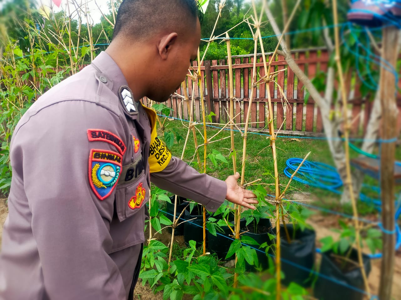 Bhabinkamtibmas Polsek Katingan Kuala cek lokasi pemanfaatan pekarangan rumah warga binaan