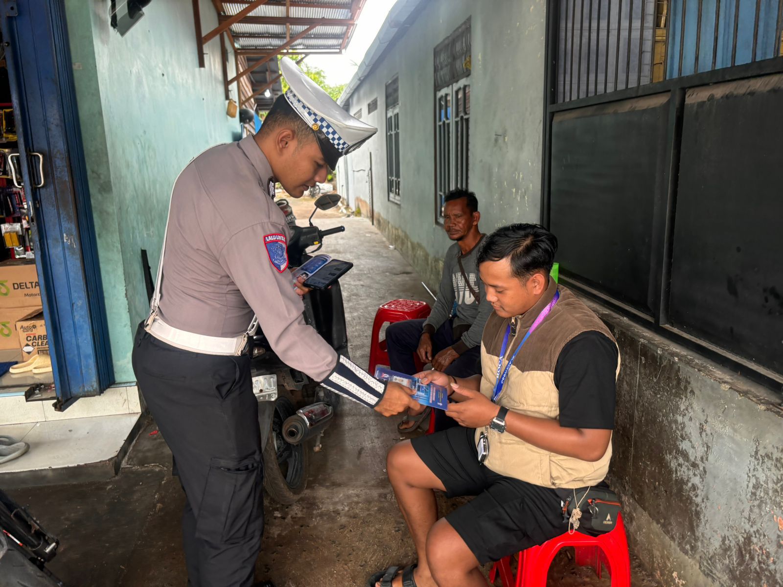 Pembagian Brosur Keselamatan Berlalu Lintas Kepada masyarakat.