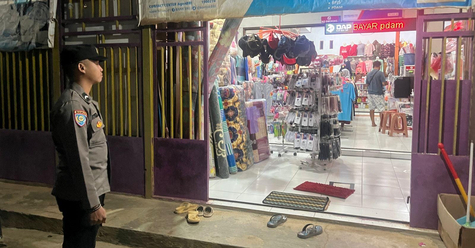 Piket Polsek Silaturahmi kepada Masyarakat yang sedang bekerja