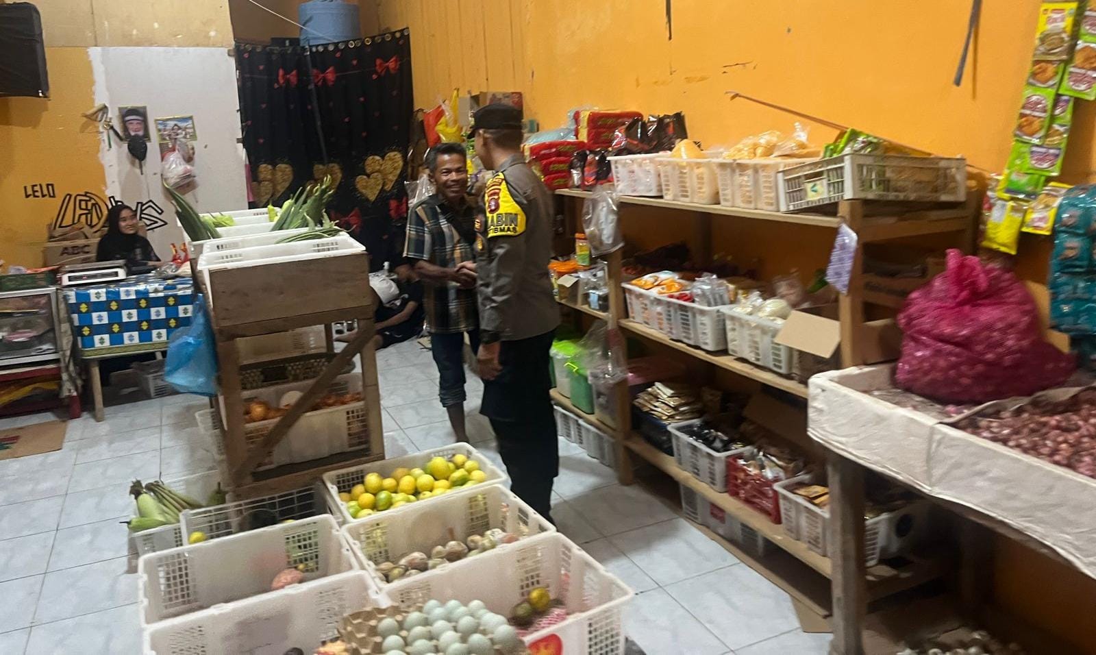 Piket Polsek Lamandau Silaturahmi Ke Pedagang