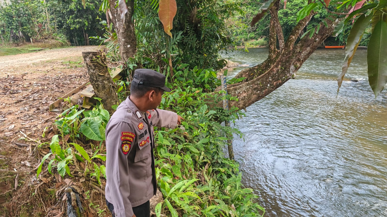 Piket Polsek Delang cek debit air DAS Delang