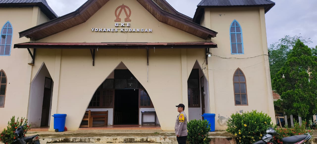 Personel Polsek Delang Amankan Ibadah Minggu di Gereja