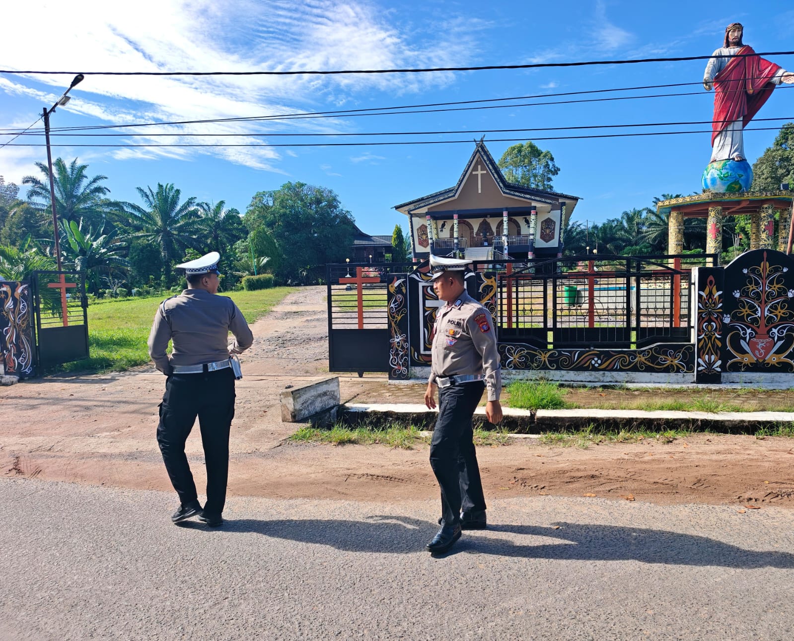 Satlantas Polres Lamandau Lakukan Pengaturan di Depan Gereja