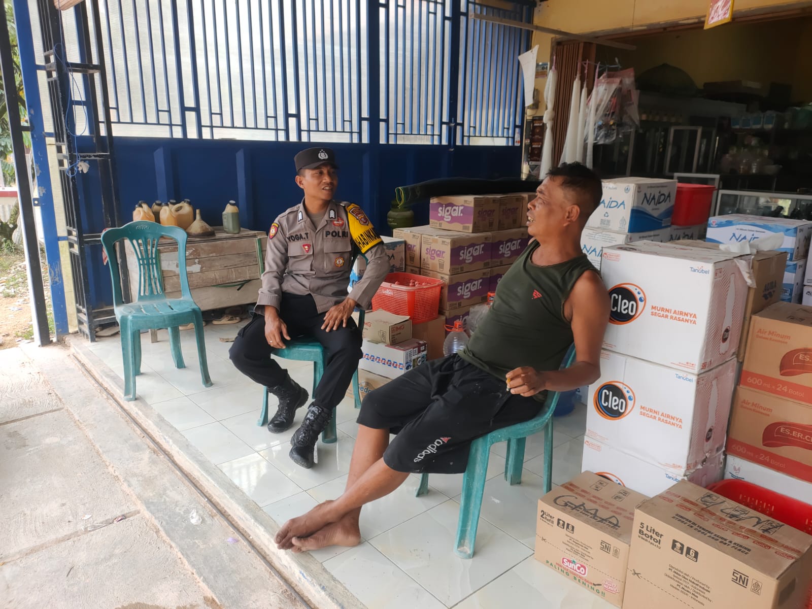 Piket Polsek Sambangi dan Silaturahmi Ke Pedagang