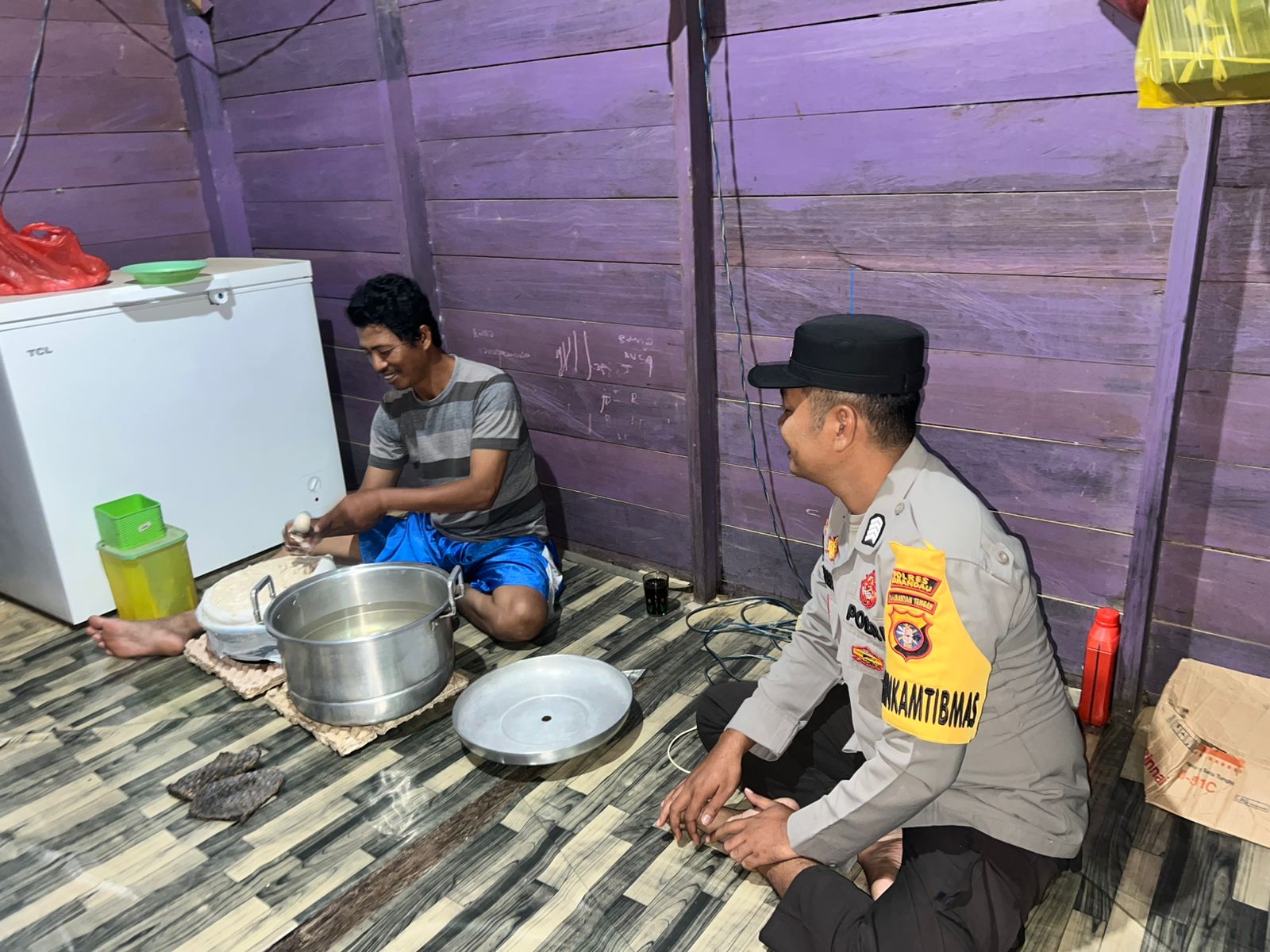 Piket Polsek Silaturahmi kepada Masyarakat yang sedang bekerja