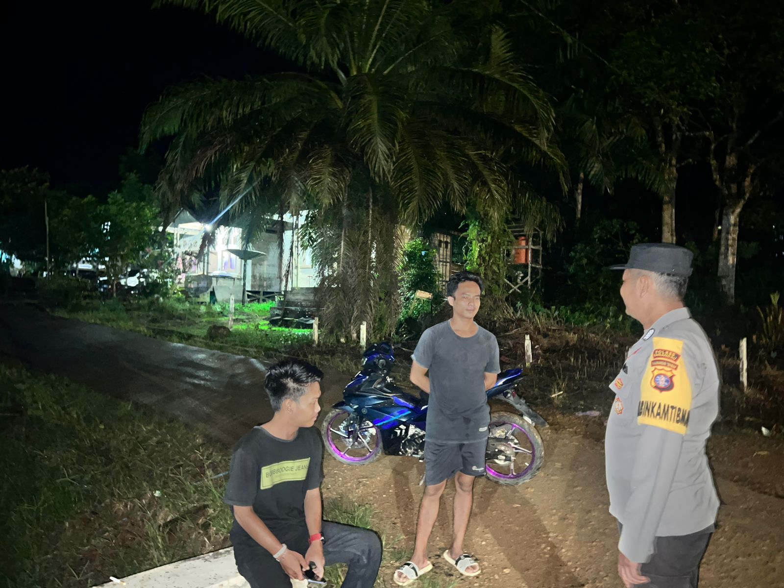 Personil Polsek Sambang Masyrakat yang Sedang Bersantai