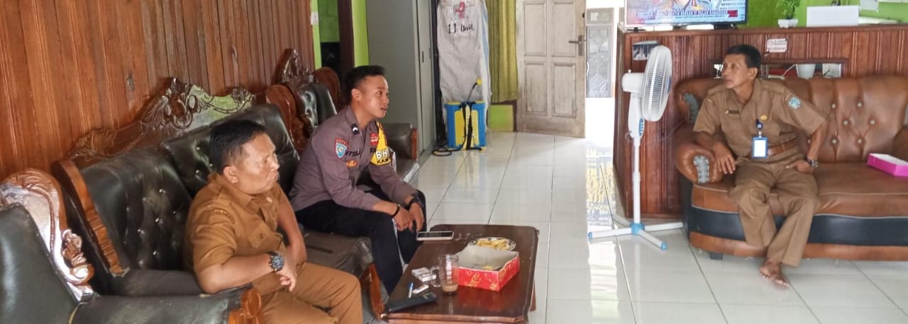 Bhabinkamtibmas Silaturahmi ke Kantor Desa Binaan