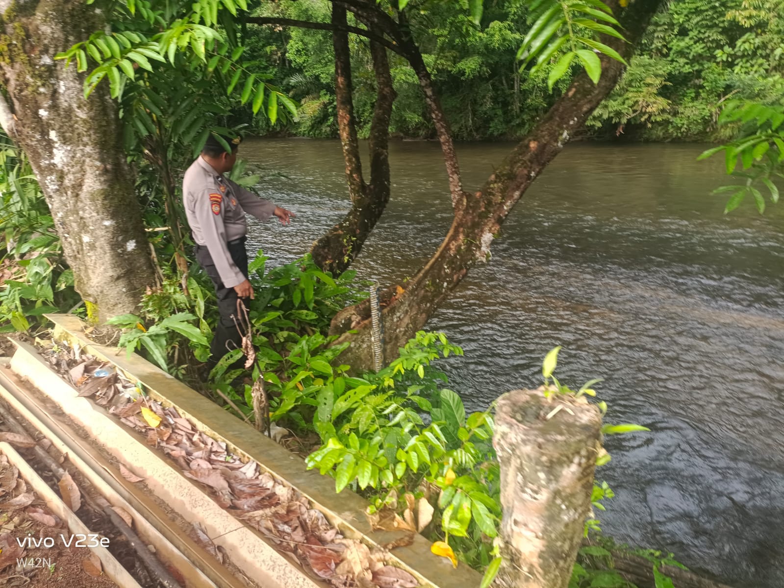 Piket Polsek Delang cek debit air DAS Delang