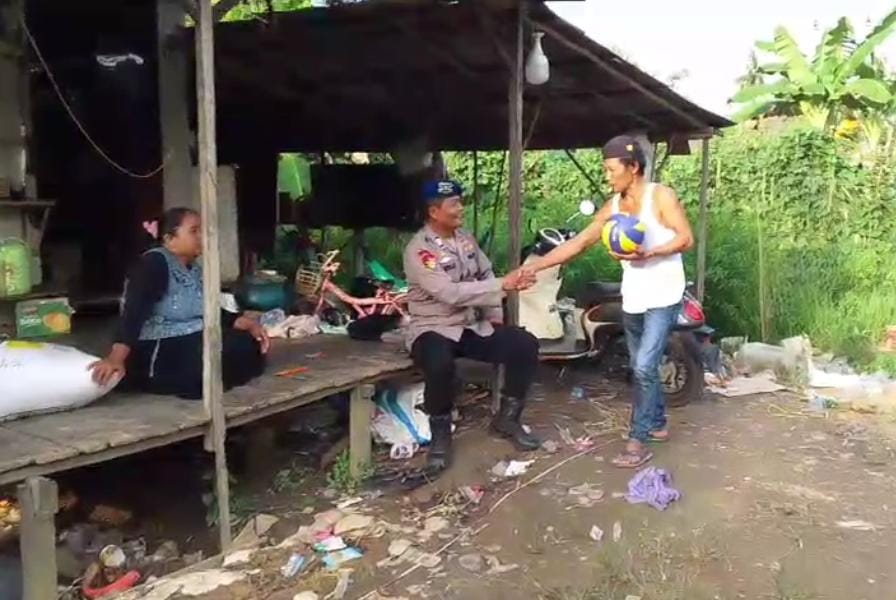 Personel Ditpolairud Polda Kalteng Melaksanakan Sambang Desa Ke Warga Sekitar