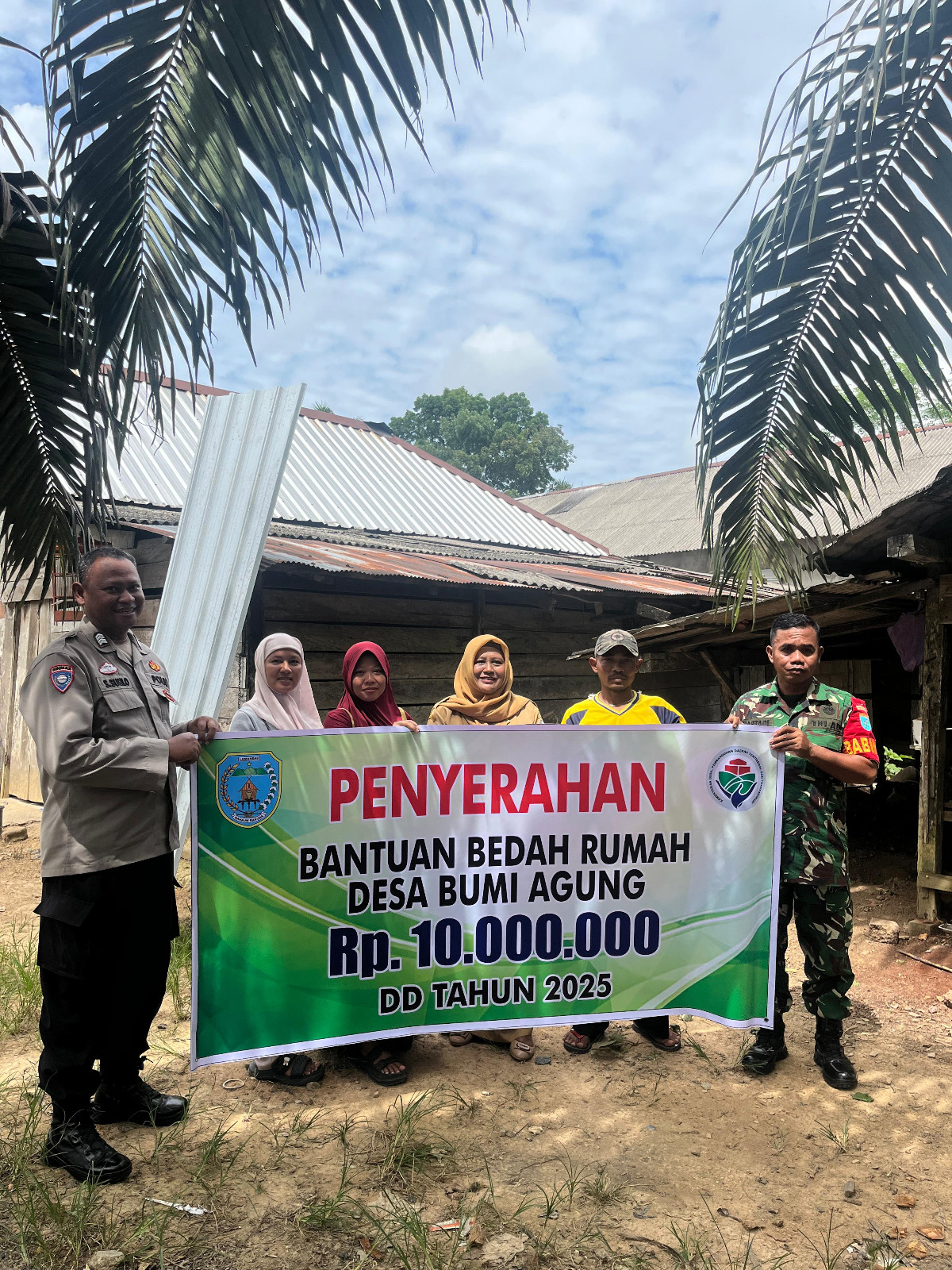 Bhabinkamtibmas Polsek Bulik Dampingi dan Kawal Penyerahan Bantuan Dana Bedah Rumah