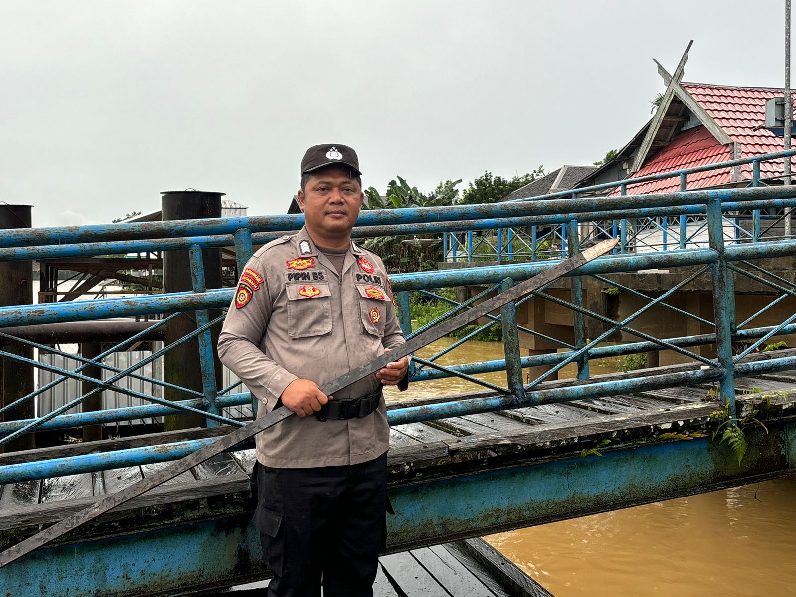 Piket Polsek Bulik Cek debit air di Kelurahan Nanga Bulik