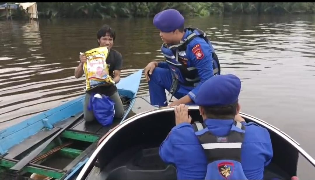 Personil Ditpolairud Polda Kalteng Berikan Bansos Kepada Masyarakat di Das Kumai.