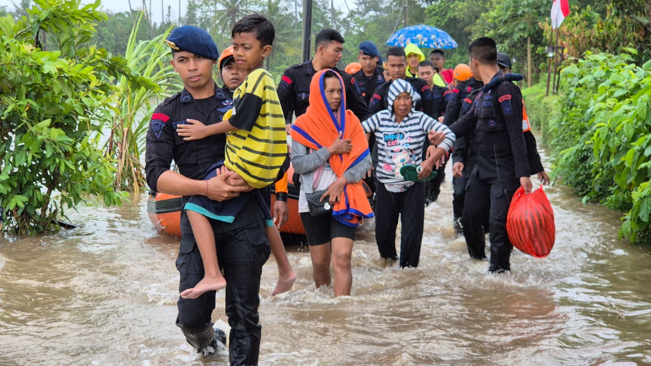 *Banjir dan Longsor melanda Bali, Polri Kerahkan Personel Bantu Penanganan*