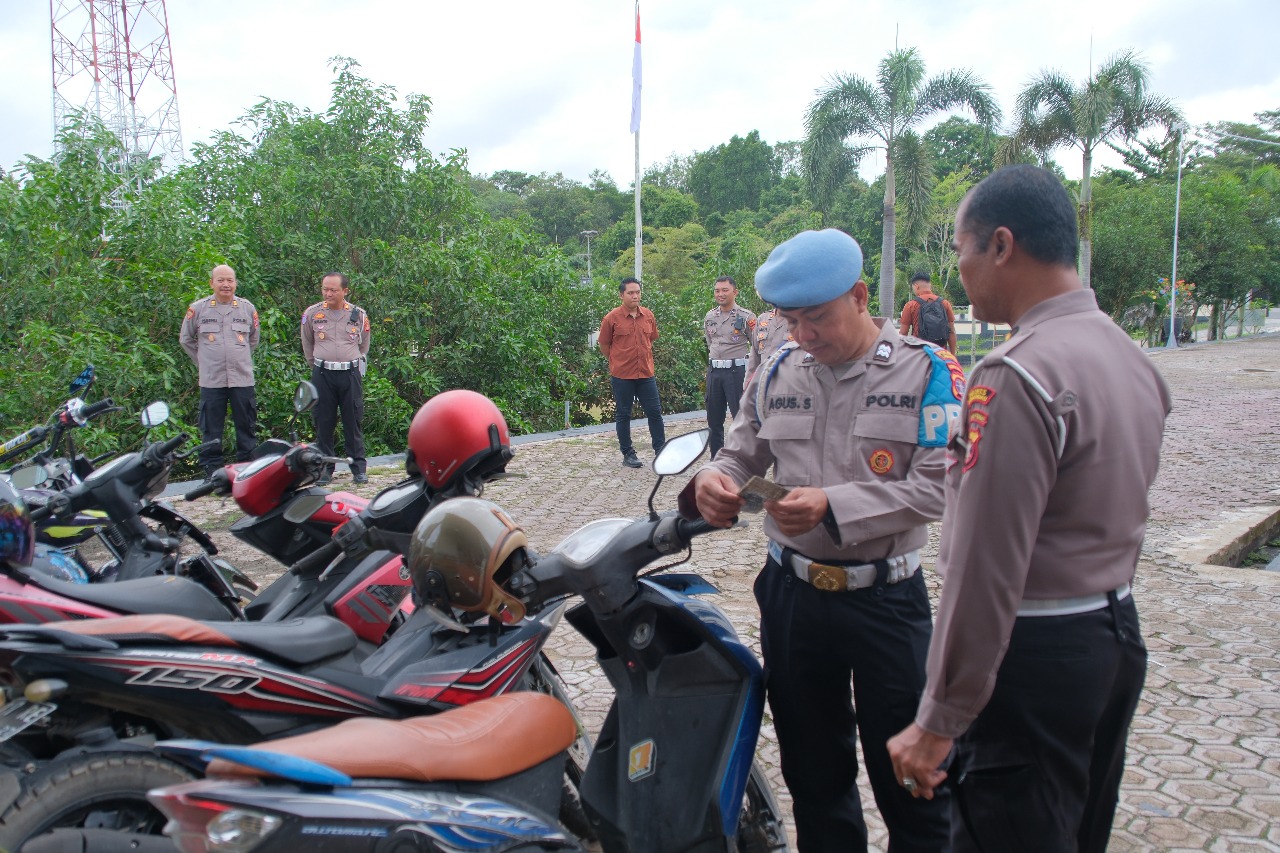 Disiplinkan Personil Kapolres Lamandau Cek Kelengkapan Kendaraan Anggota