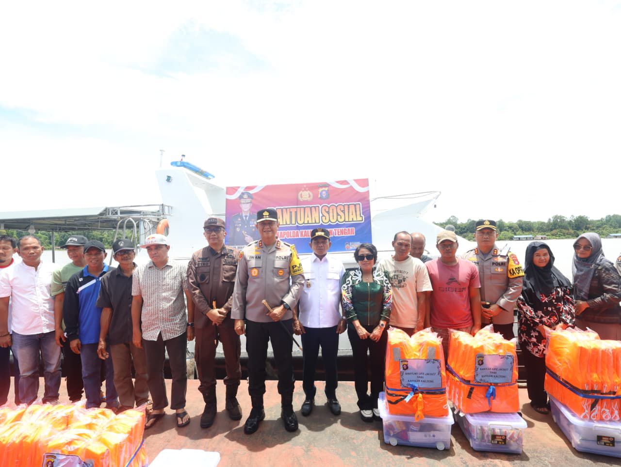 Wujud Kepedulian, Kapolda Kalteng serahkan bantuan Paket Sembako dan Jaket Keselamatan Untuk Masyarakat di Pesisir Sungai Barito.