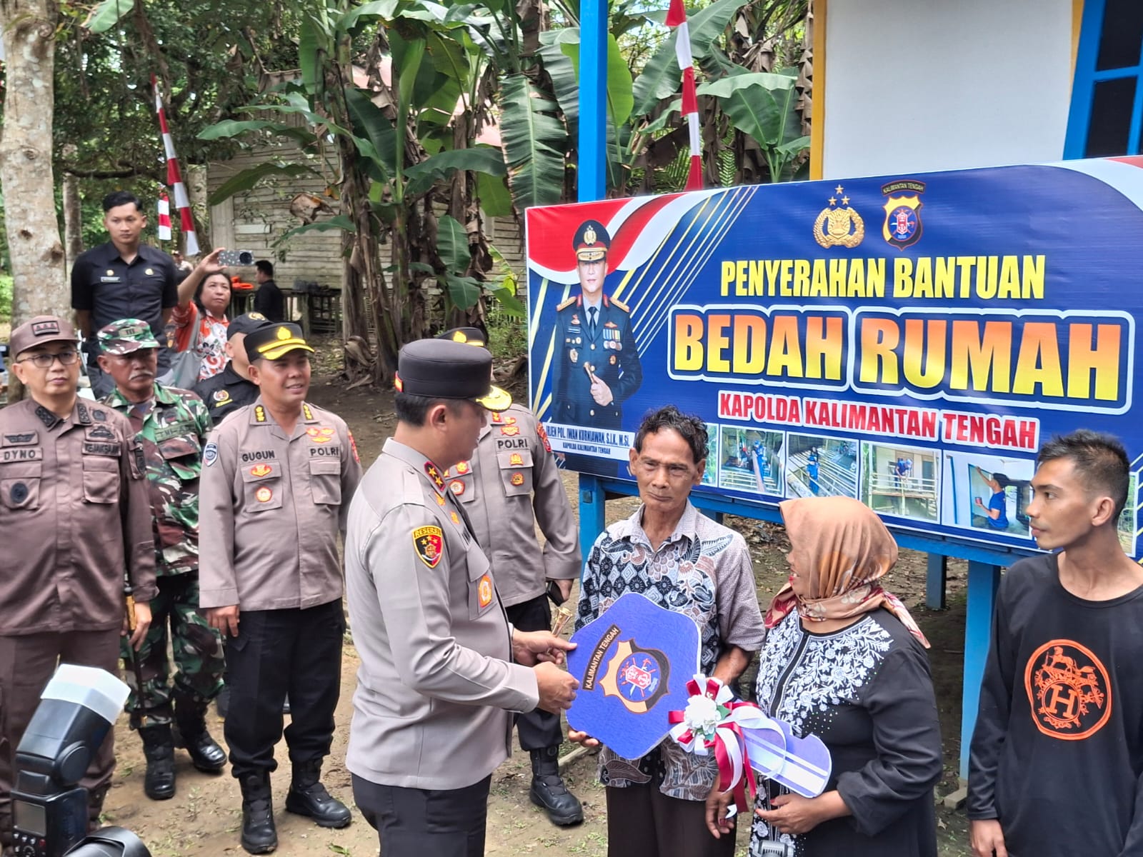 Wujud Kepedulian, Kapolda Kalteng Serahkan Hasil Bedah Rumah Salah Satu Warga Di Pesisir Sungai Barito Selatan