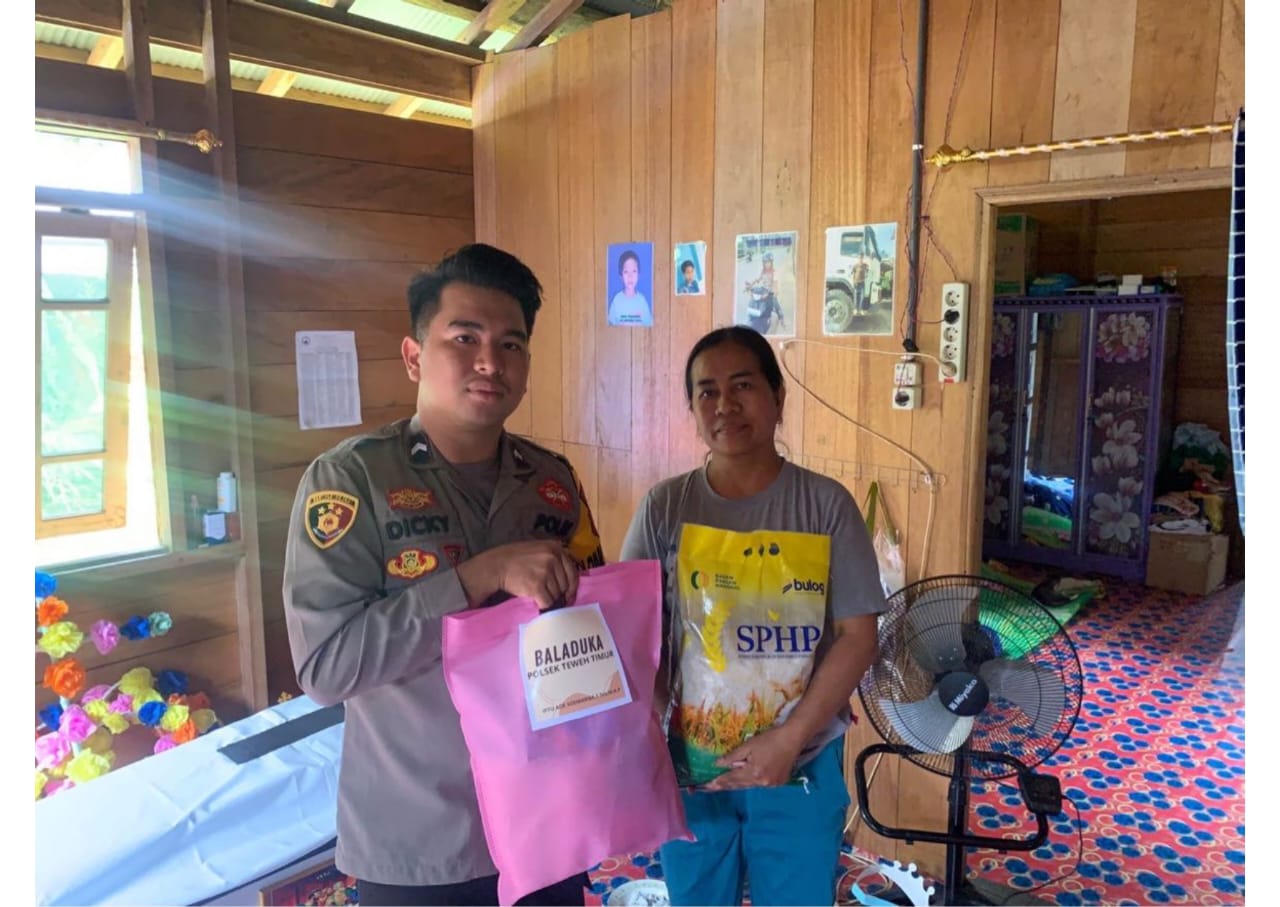 Polsek Teweh Timur Salurkan Bantuan Baladuka untuk Warga di Desa Benangin I