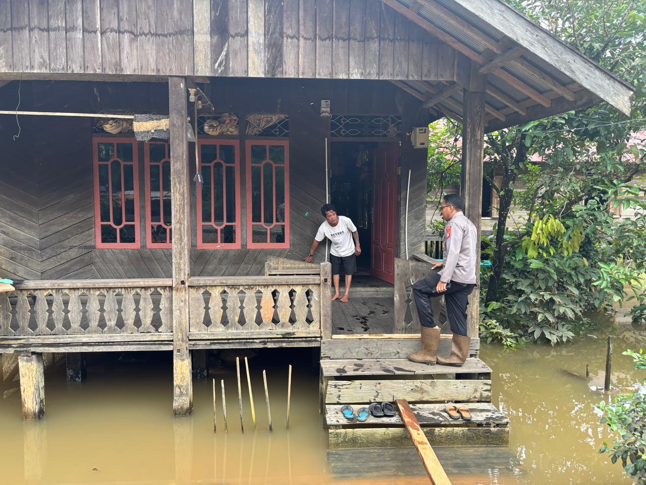 Kapolsek Lamandau laksanakan giat Sambang ke Warga yang Terdampak Banjir