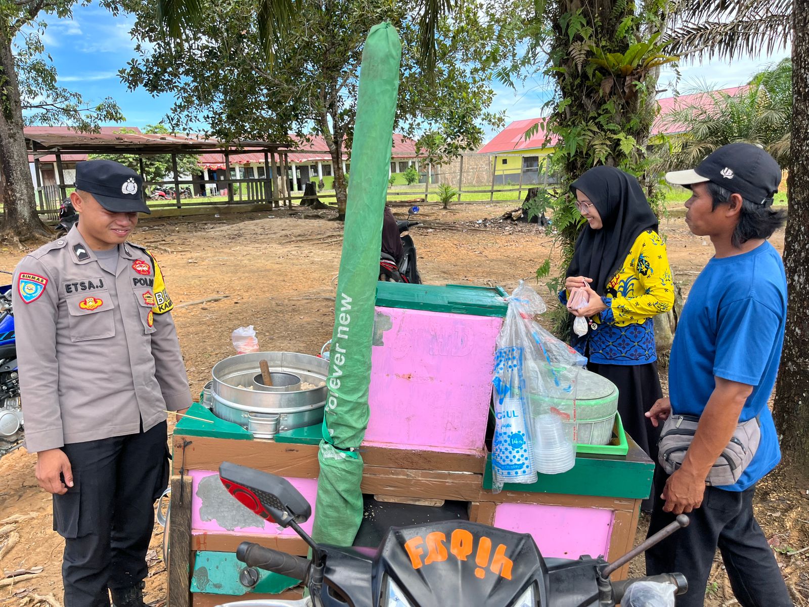 Bhabinkamtibmas Sambangi Pedagang Kaki Lima Berikan Pesan Kamtibmas
