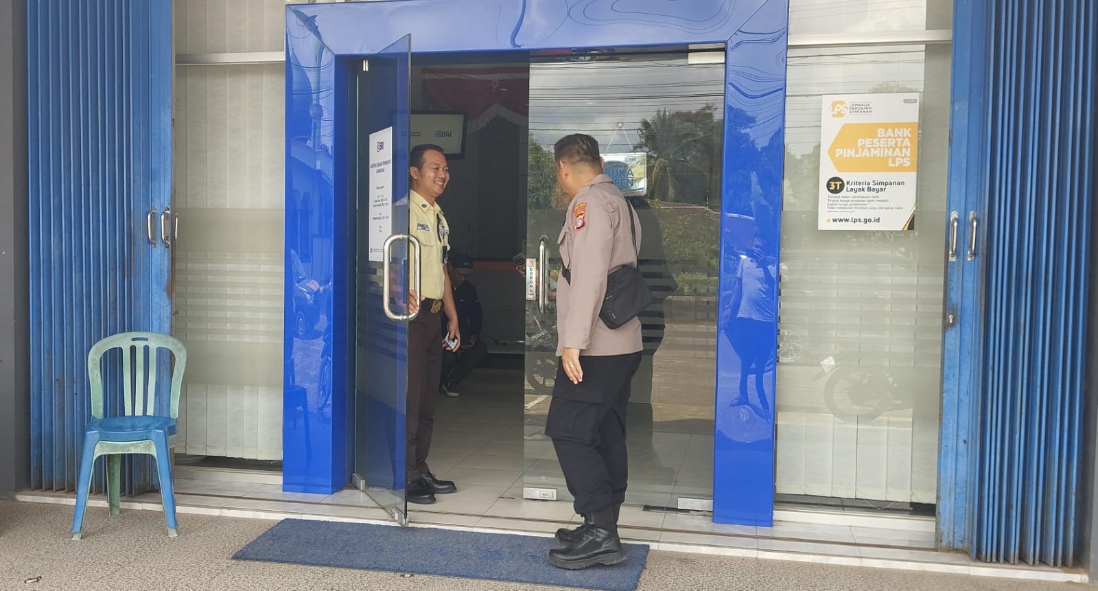 Polsek Bulik Patroli Sambangi Satpam Bank BRI