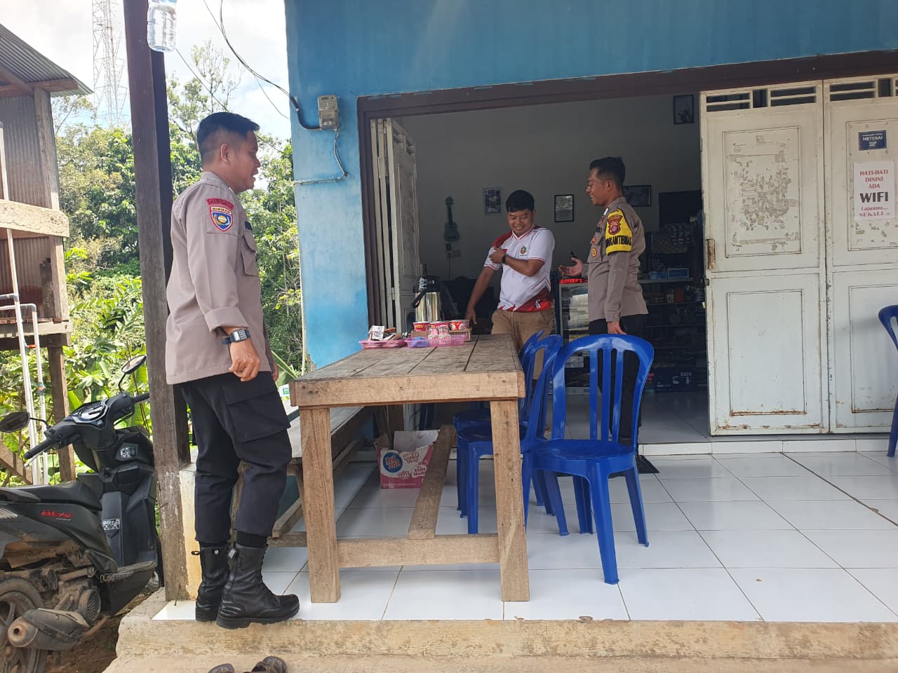 Piket Polsek Delang melaksanakan Silaturahmi ke warga masyarakat