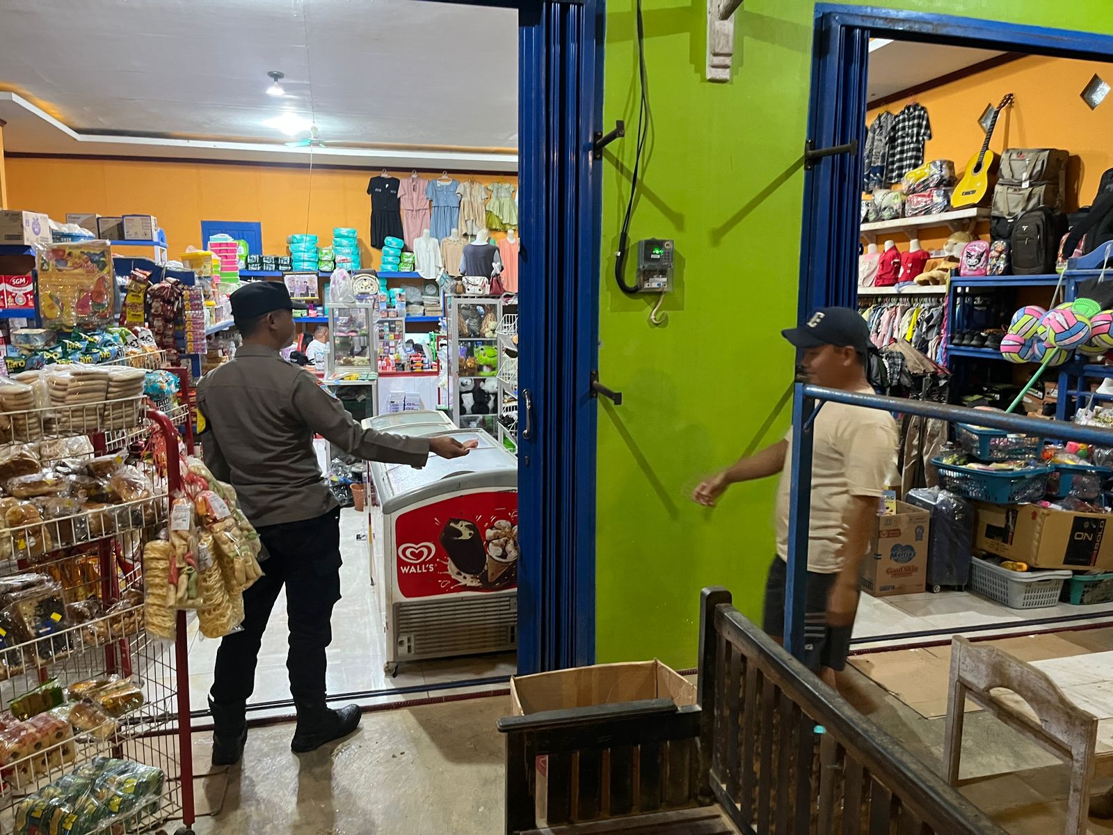 Piket Polsek Lamandau Silaturahmi Ke Pedagang