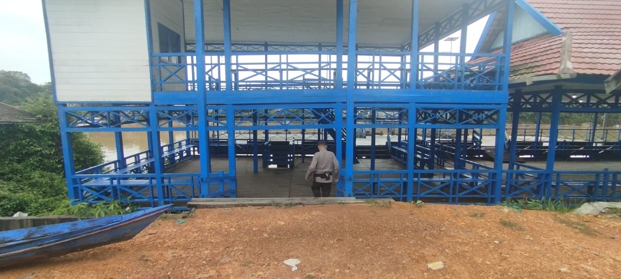 Piket Polsek Bulik Cek debit air di Kelurahan Nanga Bulik