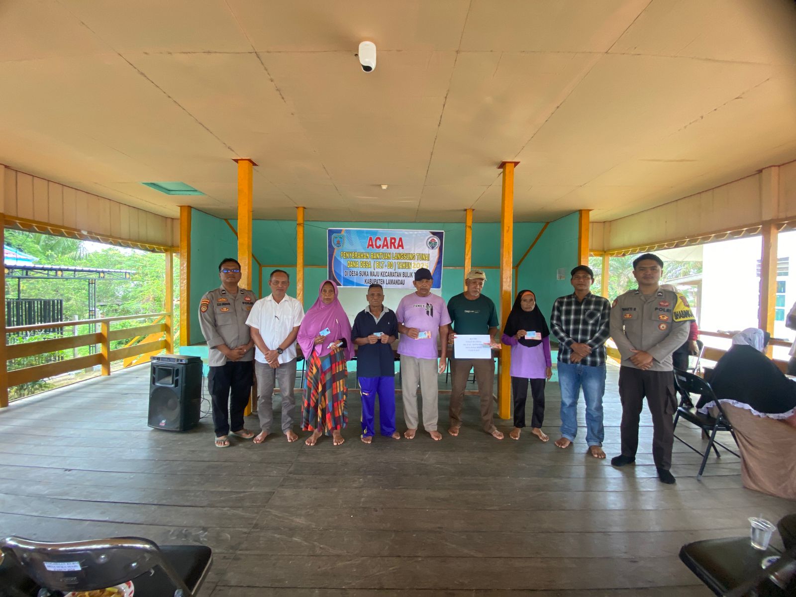 Wujud Kepedulian, Bhabinkamtibmas Dampingi Penyaluran BLT Dana Desa Di Wilayah Binaan